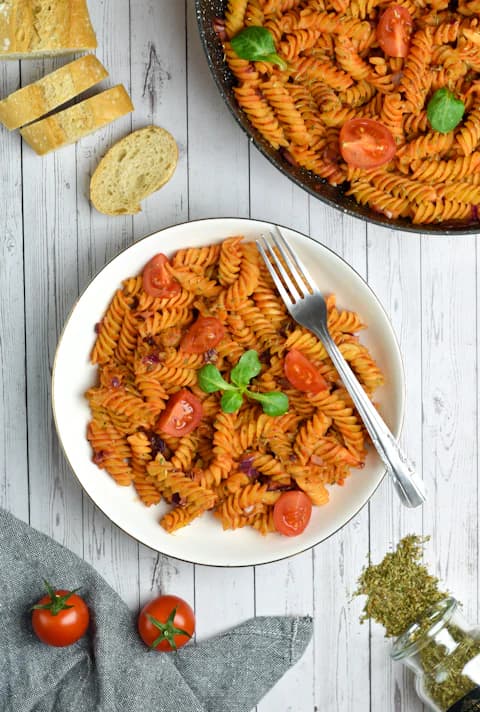 Fusilli con tomate de la carta ficticia de oliva.